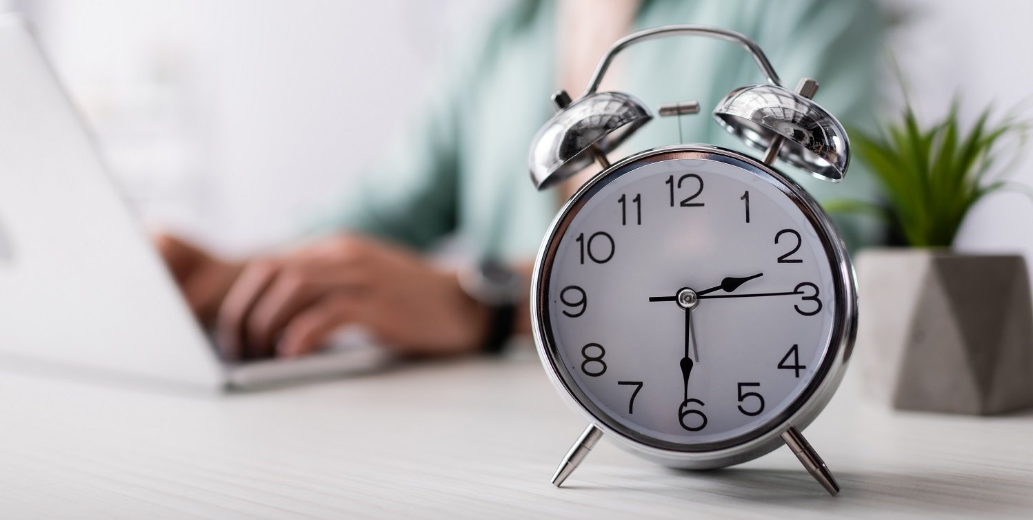 Фото сроки. Будильник фокус. Ноутбук на столе мужчиеабудильник. Alarm Clock on a Table. Красивые фото большой будильник и комп и офис.